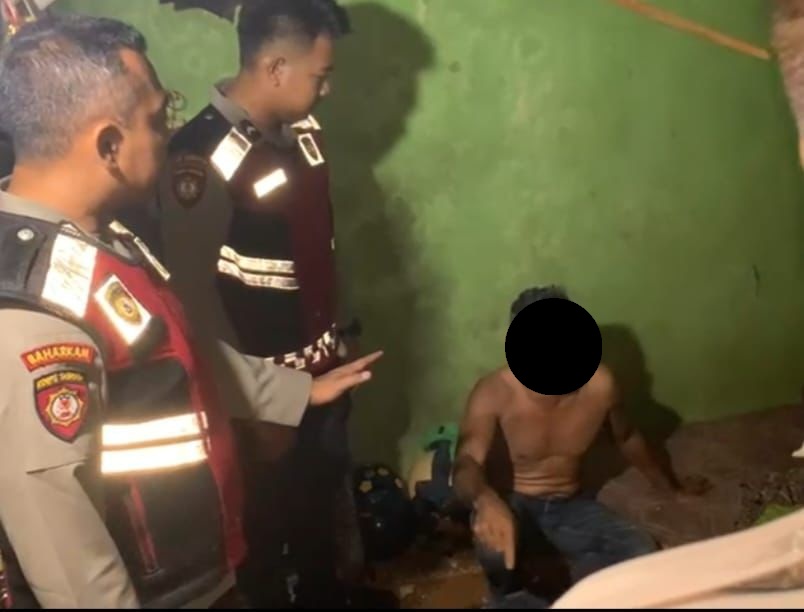 Polres Kotawaringin Barat (Kobar) amankan seorang lelaki yang dilaporkan mengamuk menggunakan senjata tajam dan membuat geger warga Pangkalan Bun, Sabtu (15/2/2025) malam.