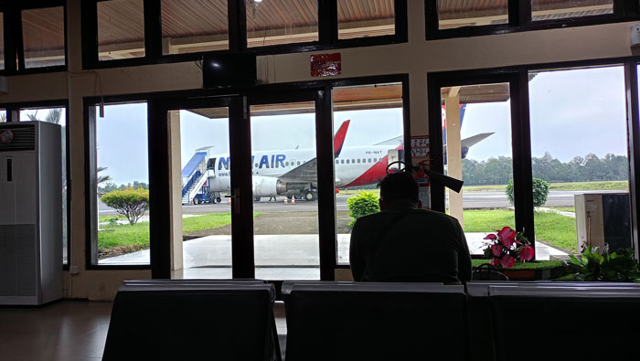 SELALU RAMAI: Bandar Udara Iskandar saat ini menjadi salah satu pintu gerbang bagi masyarakat Kabupaten Kotawaringin Barat dan sekitarnya. Pemkab Kobar berencana membangun bandara baru di Kumai. &nbsp;HERU