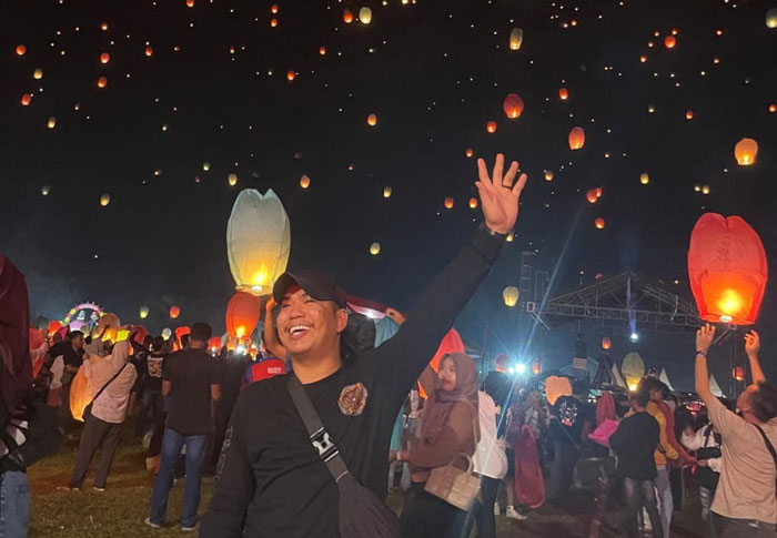 MERIAH: Warga antusias menyaksikan puncak perayaan Sumber Mulya Fest yang dihiasi oleh&nbsp; 5000 lampion yang beterbangan, Sabtu (15/2) malam.&nbsp;