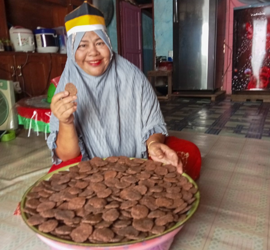 TERASI: Rusdawati atau yang akrab disapa Ida menunjukkan pembuatan acan (terasi) udang.