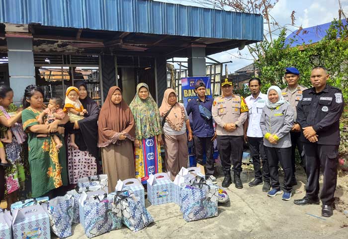 BERBAGI: PWI dan Polres Kotim menyerahkan bantuan untuk korban kebakaran dalam rangka HPN 2025, Senin (17/2).