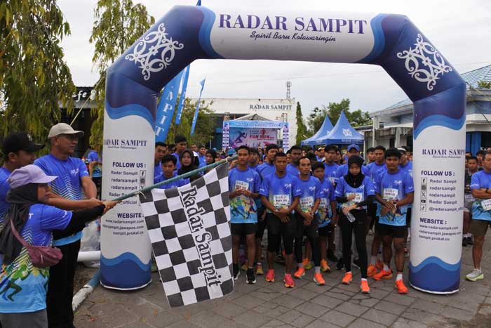 SIAP BERLARI: Pj Sekda Kotim Sanggul L Gaol didampingi Direktur Radar Sampit Siti Fauziah melepas peserta Radar Sampit Fun Run, Minggu (16/2).HERU PRAYITNO/RADAR SAMPIT
