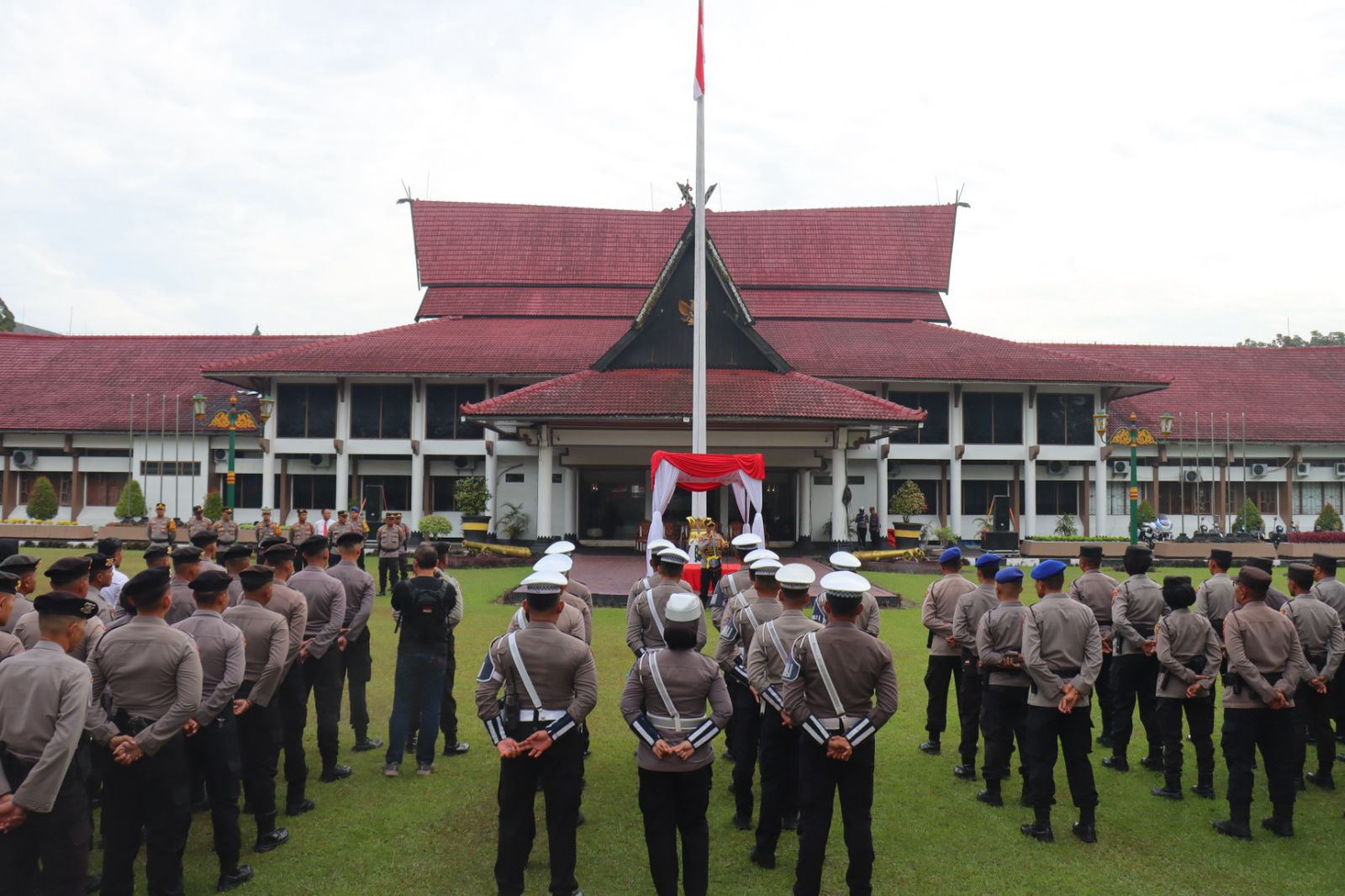 Apel anggota Polres Kobar di Kantor Bupati, Senin (17/2/2025)