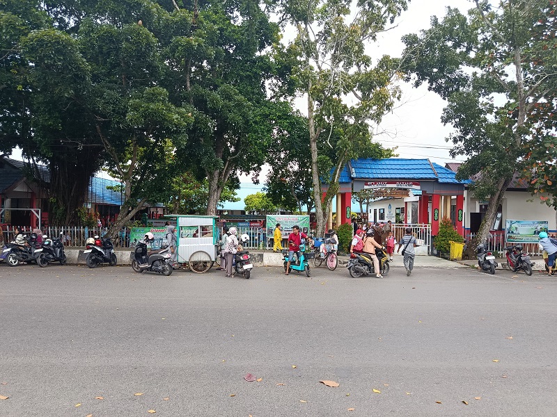 LENGANG: Lingkungan sekitar salah satu sekolah di Kuala Kapuas.