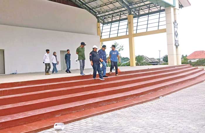 MENINJAU: Pj Bupati Kobar Budi Santosa bersama Kadis PUPR Muhammad Hasyim Mualim mengecek bangunan di Pangkalan Bun Park.