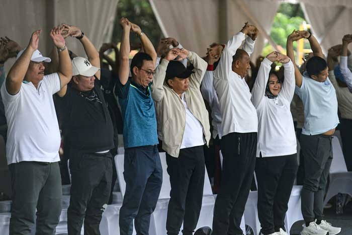 PEMANASAN: Sejumlah kepala daerah terpilih mengikuti pemanasan saat pengarahan dan gladi pelantikan kepala daerah di kawasan Monas, Jakarta, Selasa (18/2).