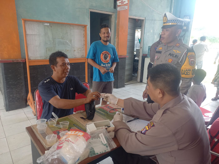 TES KESEHATAN : Kasat Lantas Polres Seruyan AKP Sugeng memantau kegiatan tes kesehatan bagi pengemudi angkutan umum atau jasa travel, Selasa (18/02/2025). M. RIFANI DEWANTARA/RADAR SAMPIT