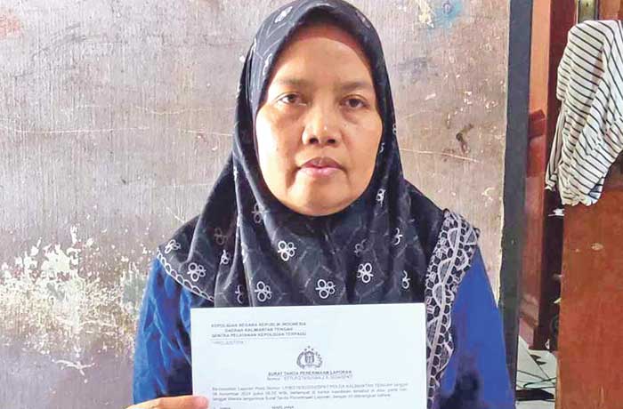 MENCARI KEADILAN: Marliana, korban dugaan penipuan terus mencari keadilan dan mempertanyakan kasus yang dilaporkannya.&nbsp;DODI/RADAR SAMPIT