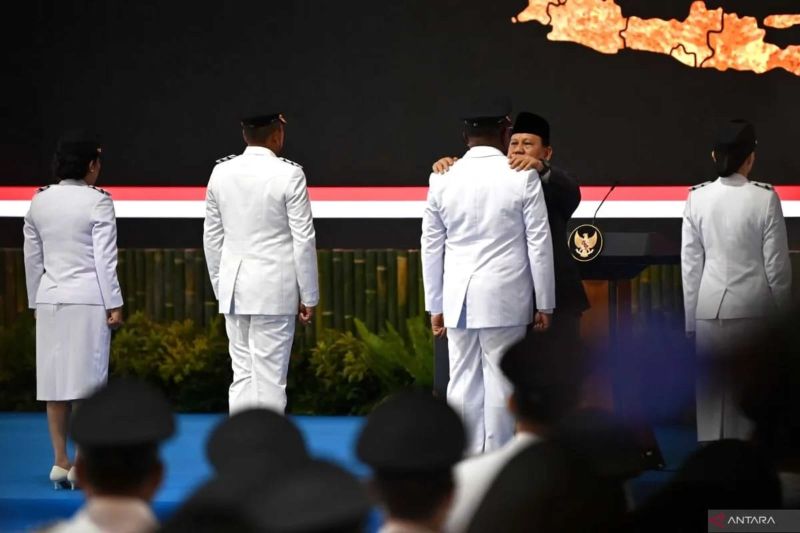 PELANTIKAN: Presiden Prabowo Subianto (kedua kanan) melantik kepala daerah di kompleks Istana Kepresidenan, Jakarta, Kamis (20/2).