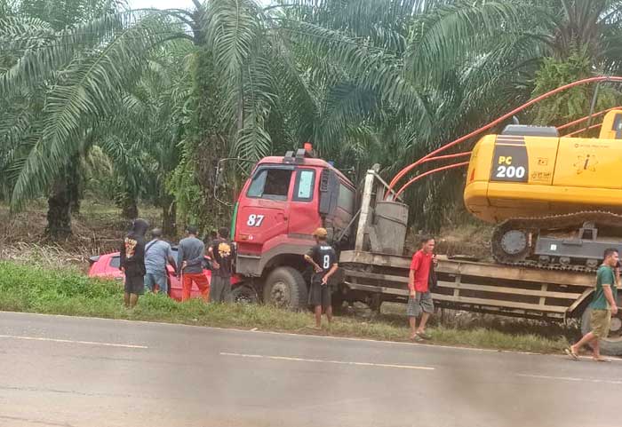 CELAKA : Truk tronton dan mobil rusak berat setelah terlibat tabrakan di Jalan Tjilik Riwut, kilometer 30, Kotim, Selasa (18/02/2025) lalu. ISTIMEWA/RADAR SAMPIT