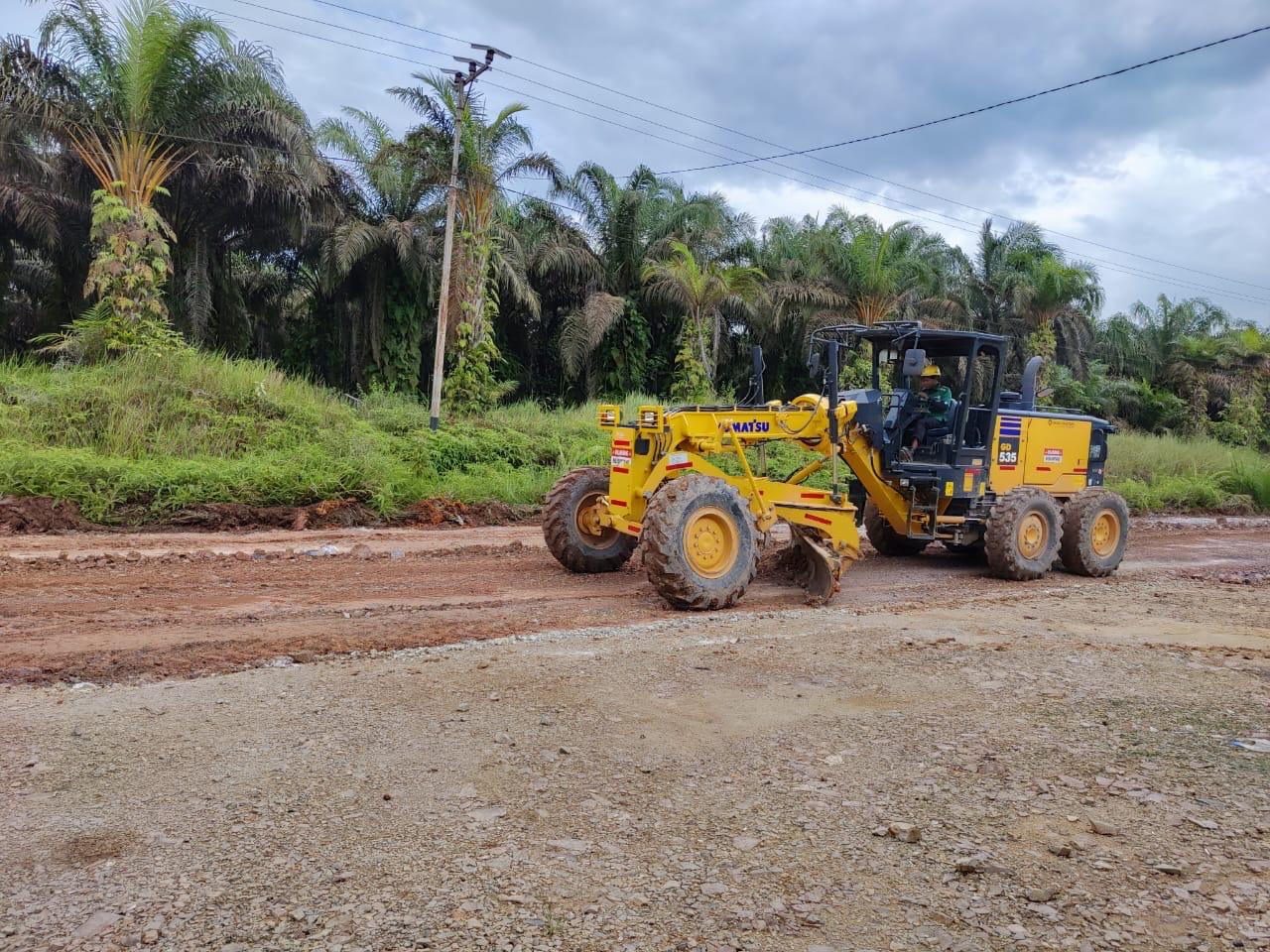 Alat berat PT GSPP (Astra Agro Lestari Group) saat proses perbaikan jalan poros Desa Sungai Pakit dan Desa Amin Jaya, Kecamatan Pangkalan Banteng, Kabupaten Kotawaringin Barat, Kalimantan Tengah.