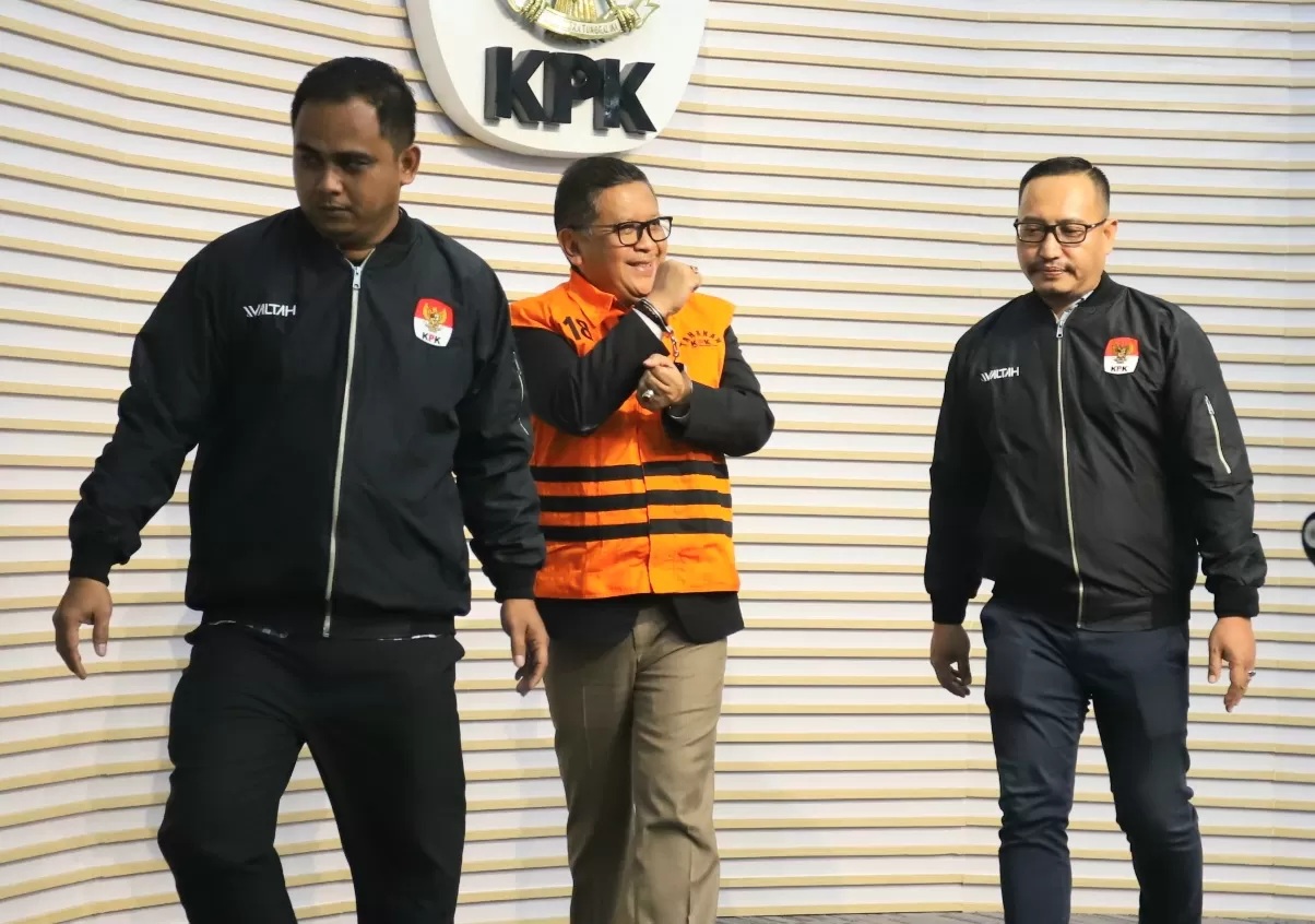 Sekjen PDI Perjuangan Hasto Kristiyanto dihadirkan dalam konferensi pers penahanan tersangka di Gedung KPK, Jakarta, Kamis (20/2/2025). (Dery Ridwansah/ JawaPos.com)
