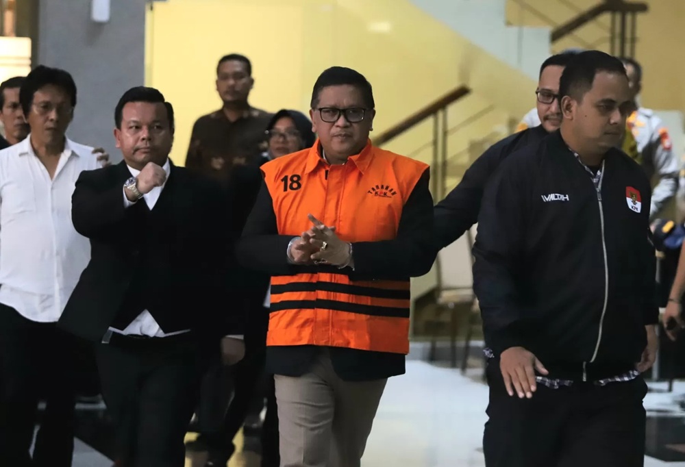 Sekjen PDI Perjuangan Hasto Kristiyanto dihadirkan dalam konferensi pers penahanan tersangka di Gedung KPK, Jakarta, Kamis (20/2/2025). (Dery Ridwansah/ JawaPos.com)