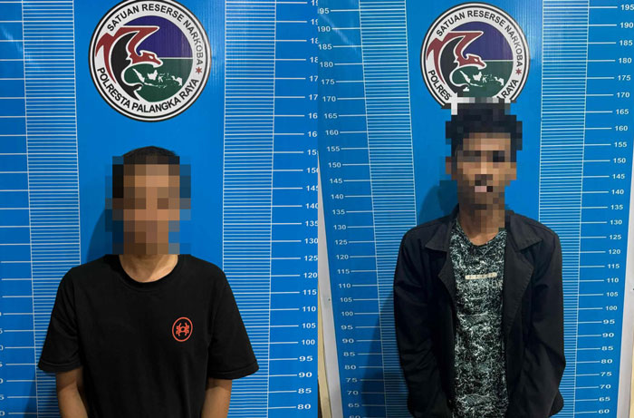 TANGKAP: Dua pria ditangkap tim Satres Narkoba Polresta Palangka Raya karena terlibat peredaran gelap narkotika. ISTIMEWA/RADAR PALANGKA