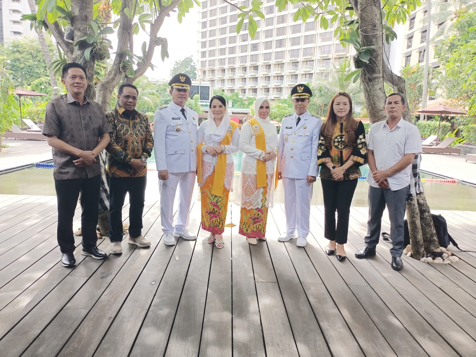 Bupati Seruyan Ahmad Selanorwanda beserta istri dan Wakil Bupati Seruyan Supian beserta istri dan beberapa pendamping, usai mengikuti acara pelantikan di Jakarta, (20/2).