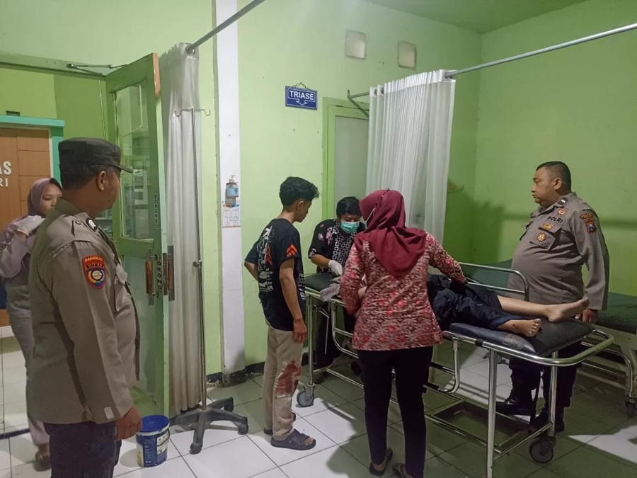 Korban meninggal kecelakaan maut di Pacitan dievakusi ke rumah sakit. (NUR CAHYONO/JAWA POS)