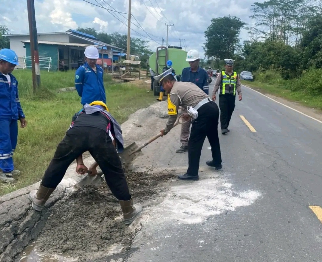 INISIATIF: Petugas Satlantas Polres Pulang Pisau bersama Pihak PLN up Pulang Pisau ketika melakukan penambalan lubang di Jalan Trans Kalimantan di Desa Mintin, Kecamatan Kahayan Hilir, Sabtu (22/2).