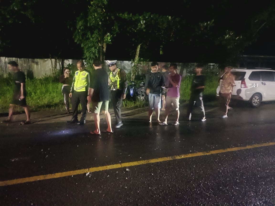 Petugas Satlantas Polresta Kobar saat melakukan olah TKP kecelakaan lalulintas di jalan Pasir Panjang, Sabtu (22/2) pukul 23.30 WIB.