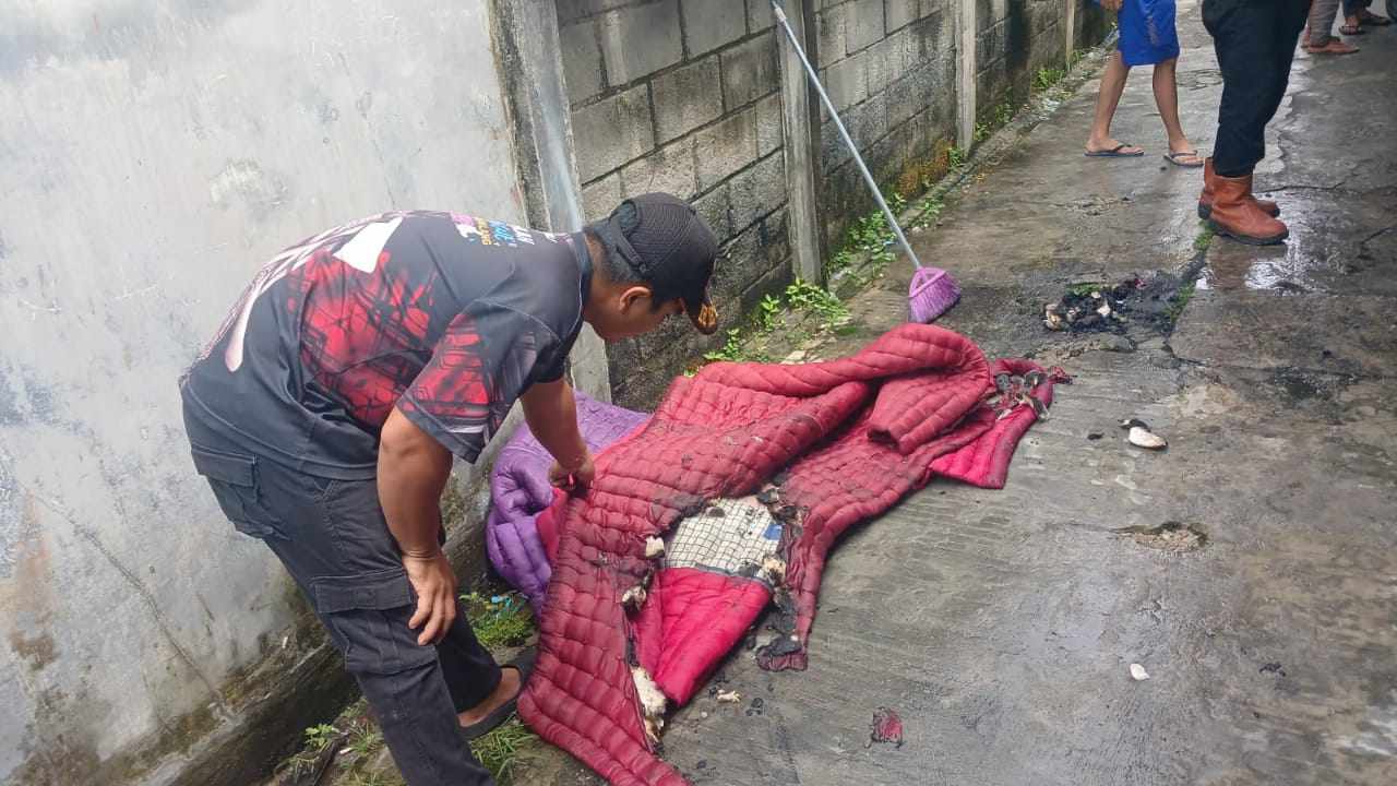 Kasur yang tebakar di dalam salah satu barang di Jalan Kedondong Gang Baru Palangka Raya, saat dikeluarkan petugas, Minggu (23/2).