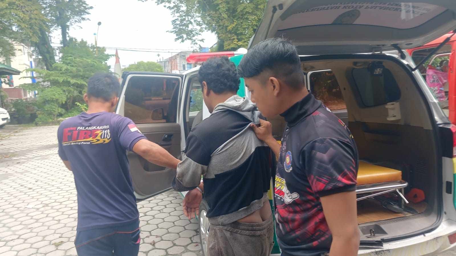 MENEGANGKAN: Seorang ODGJ ketika berhasil diamankan dan dievakuasi oleh petugas gabungan ke RSJ Kalawa Atei, Minggu (23/2).