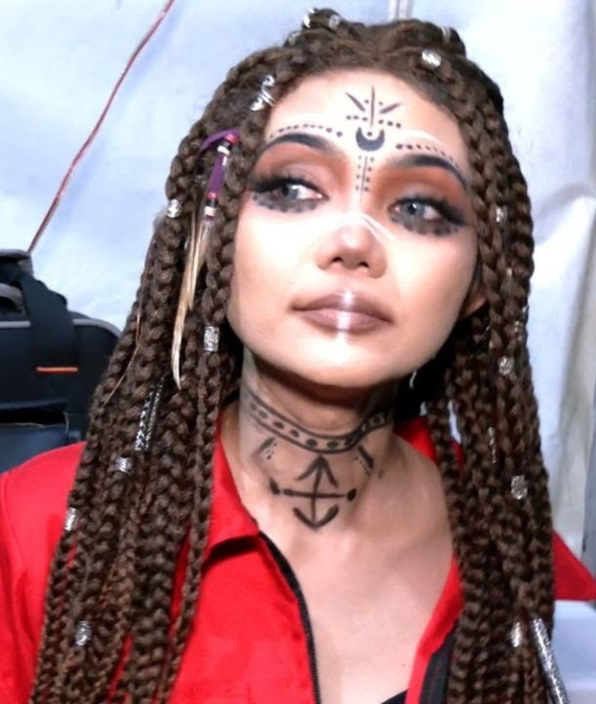 METAL: Penampilan Rina Nose dengan make up tribal, saat tampil bersama band Methosa
