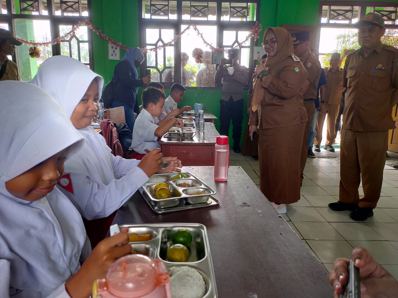 MAKAN BERGIZI: Pelaksanaan program MBG di SDN 1 Sawahan Kelurahan Sawahan Kecamatan Mentawa Baru Ketapang, Senin (24/2).YUNI/RADAR SAMPIT