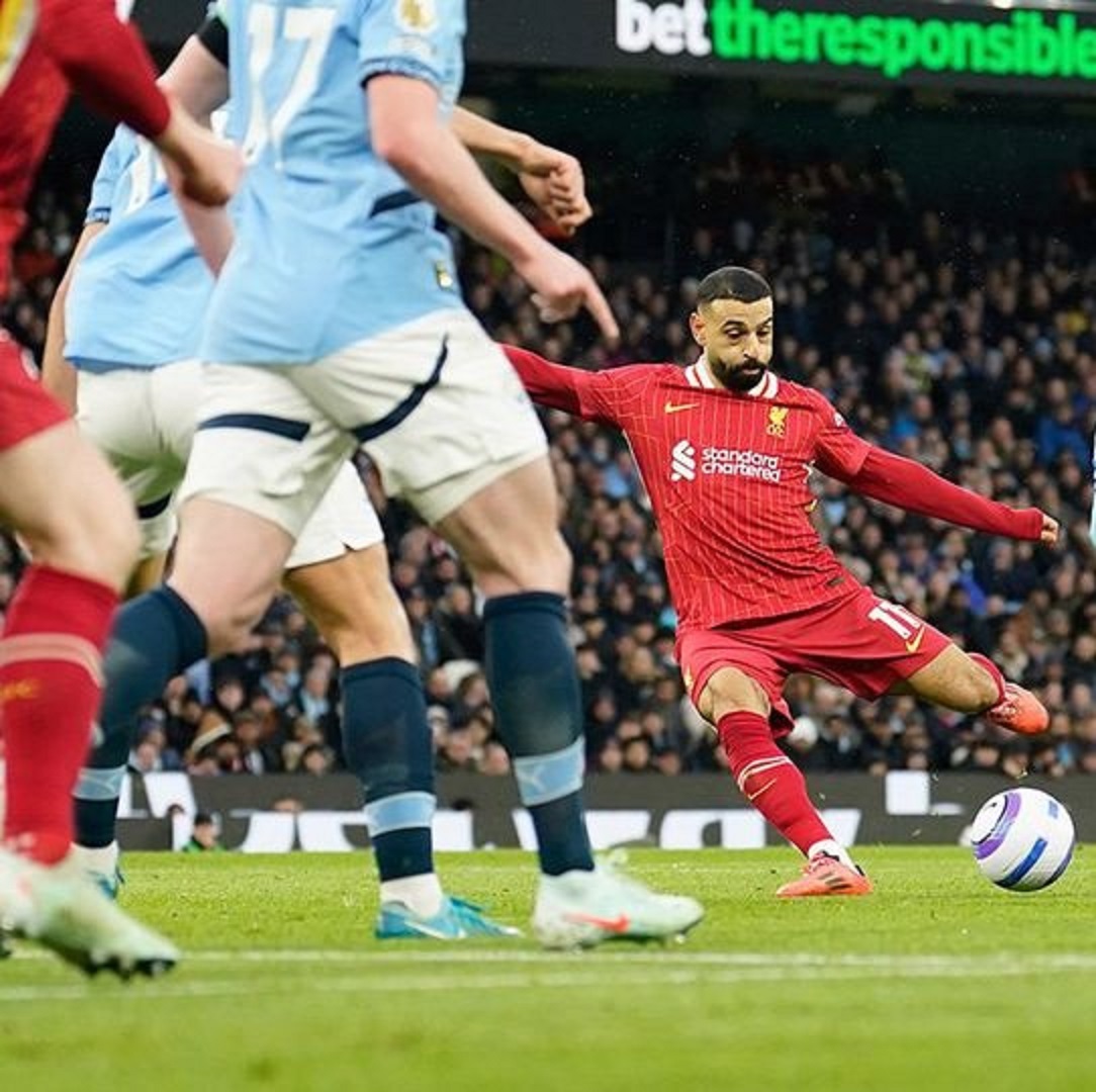 MAN OF THE MATCH: Striker Liverpool Mohamed Salah, saat melesakan gol ke gawang Manchester City, Minggu (23/2) malam.