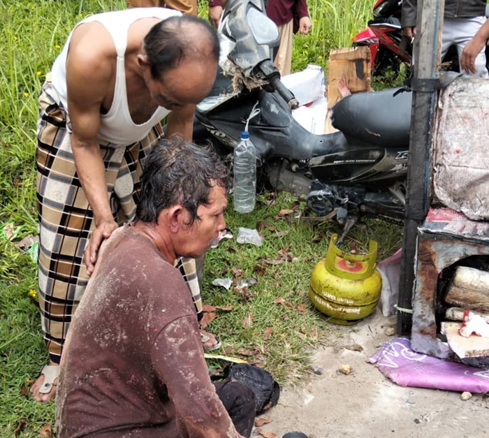 Seorang penjual pentol keliling warga Perumahan Graha Vallo RT 32 Kelurahan Baru, diserempet truk saat akan pulang berjualan di jalan Jenderal Ahmad Yani di depan Klinik PKU Muhammadiyah Pangkalan Bun