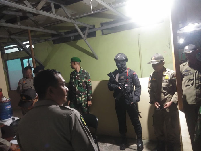 RAZIA : Aparat gabungan TNI, Polri dan Satpol PP saat melakukan razia Kamtibmas di dalam Kota Sampit, belum lama tadi. ISTIMEWA/RADAR SAMPIT
