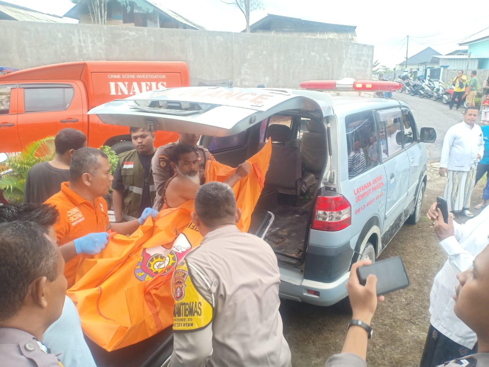EVAKUASI: Tim Inafis Polres Kobar saat proses evakuasi pelaku gantung diri di Kelurahan Madurejo, Kecamatan Arut Selatan, Pangkalan Bun, Selasa (25/2/2025) (Istimewa)