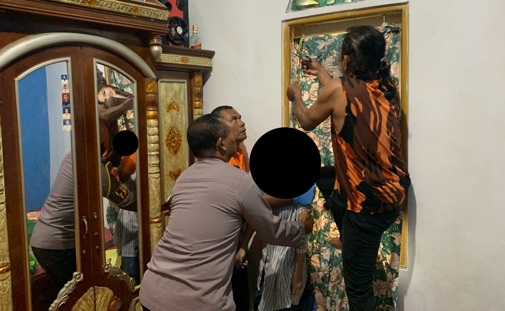 EVAKUASI: Tim Inafis Polres Kobar saat proses evakuasi pelaku gantung diri di Kelurahan Madurejo, Kecamatan Arut Selatan, Pangkalan Bun, Selasa (25/2/2025) (Istimewa)