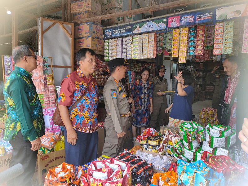 SIDAK: Tim Dinas Koperasi, UKM, Perdagangan dan Perindustrian Kotim  memberikan arahan kepada pedagang yang berjualan di kawasan Pasar tradisional.