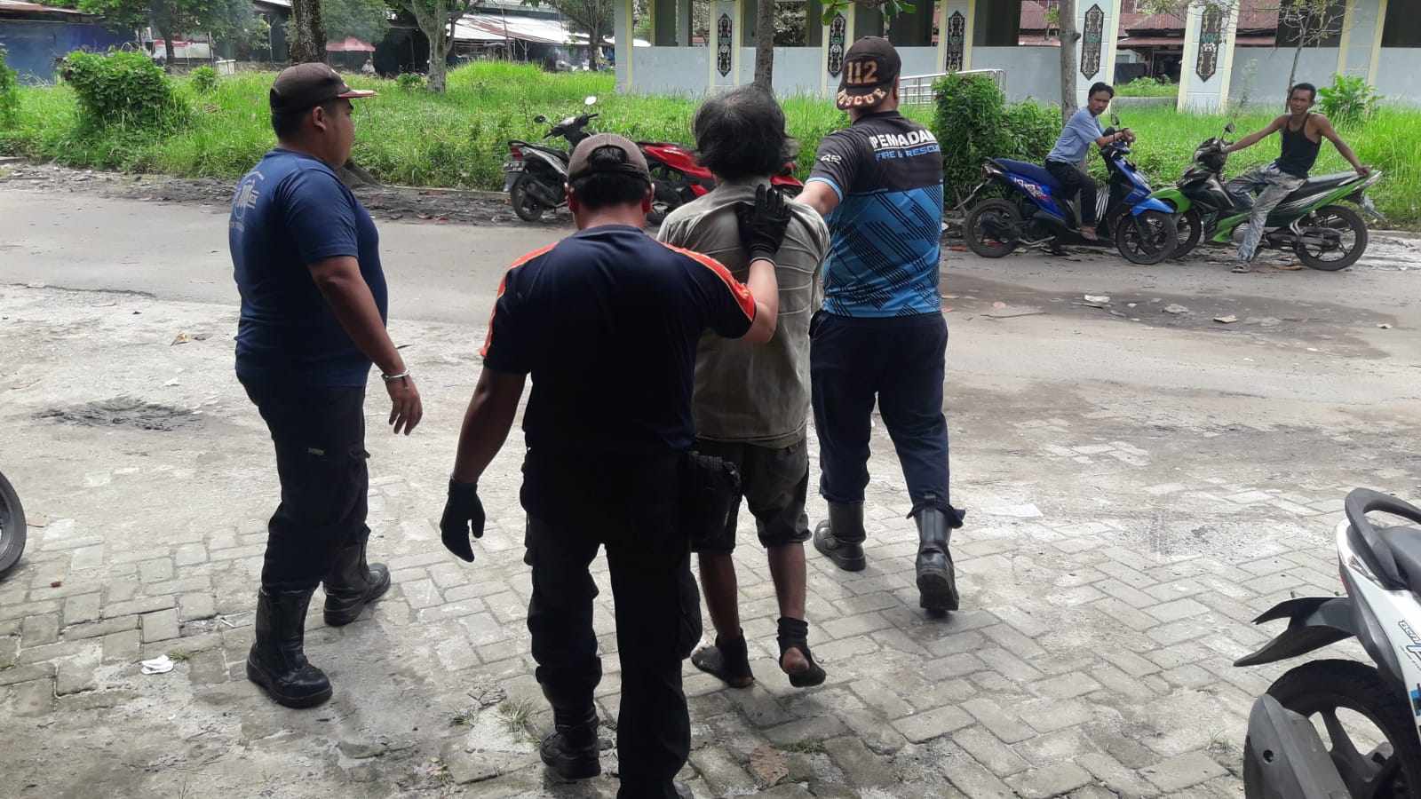 MERESAHKAN: Tim petugas gabungan saat menertibkan dan mengevakuasi seorang ODGJ tanpa identitas di Kawasan Pasar Kahayan Palangka Raya.