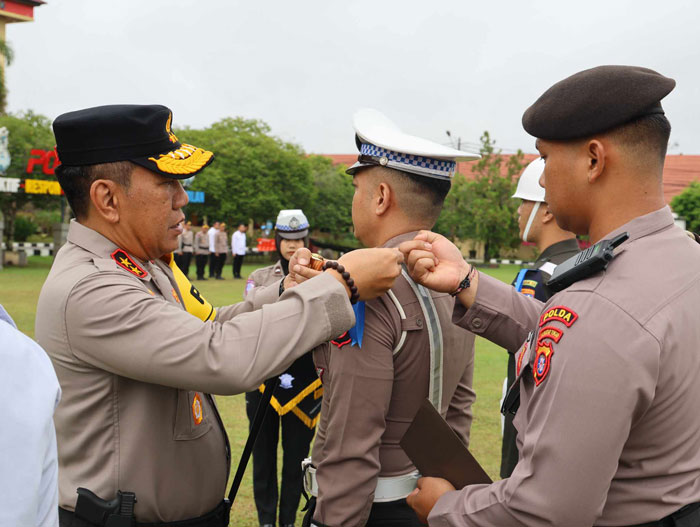 GELAR PASUKAN : Kapolda Kalteng Irjen Pol Djoko Poerwanto menyematkan tanda kepada personel gabungan yang terlibat Operasi Keselamatan Telabang 2025. DOKUMEN DODI/RADAR PALANGKA