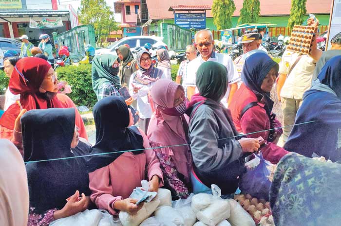 PASAR MURAH: Kegiatan pasar murah yang digelar di Taman Kota Sampit beberapa waktu lalu.Dok. YUNI/RADAR SAMPIT
