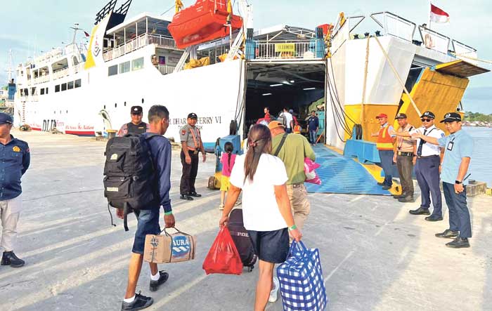 EMBARKASI: Para penumpang mulai menaiki kapal dalam proses pemberangkatan penumpang kapal laut dari Pelabuhan Sampit.&nbsp;