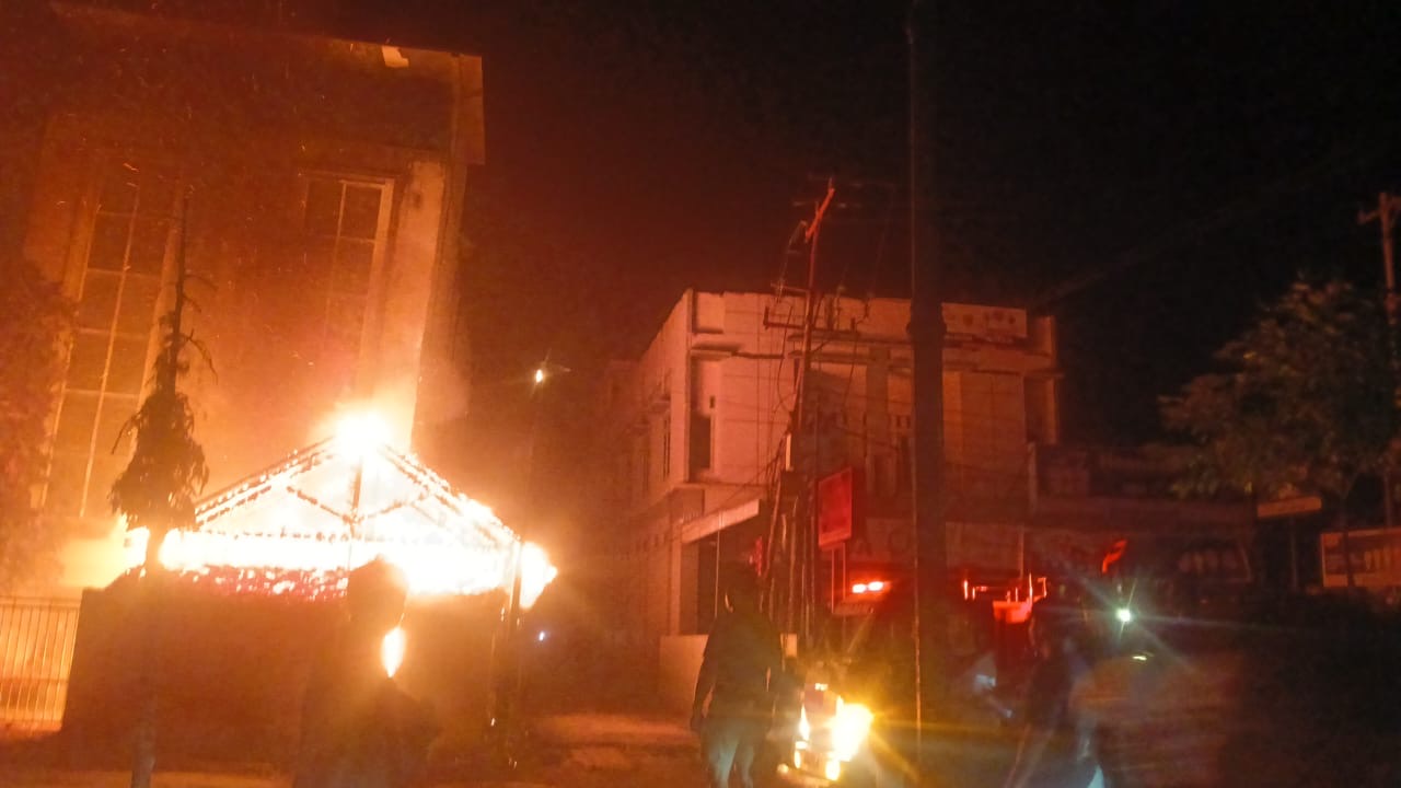 Rumah untuk penjaga walet di Jalan Jenderal Ahmad Yani Pangkalan Bun ludes terbakar, Rabu (26/2/2025)