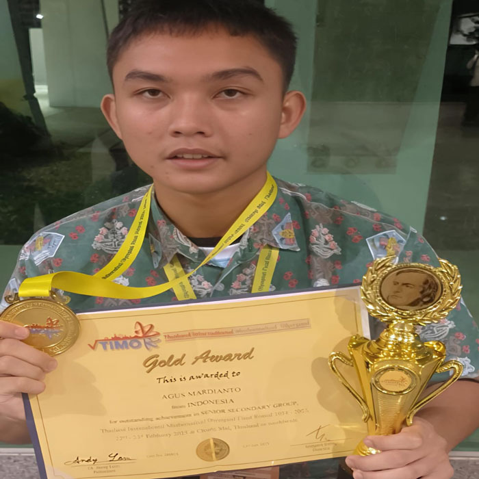 Murid kelas XI SMAN 1 Rungan Agus Mardianto menunjukkan medali, piala dan piagam penghargaan dari even TIMO 2025.