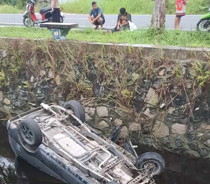 LAKA TUNGGAL : Sebuah mobil Kijang Kapsul bernopol KH 1157 TN saat terbalik di sungai Pengeringan Jalan Ir Soekarno Palangka Raya, Rabu (26/2).