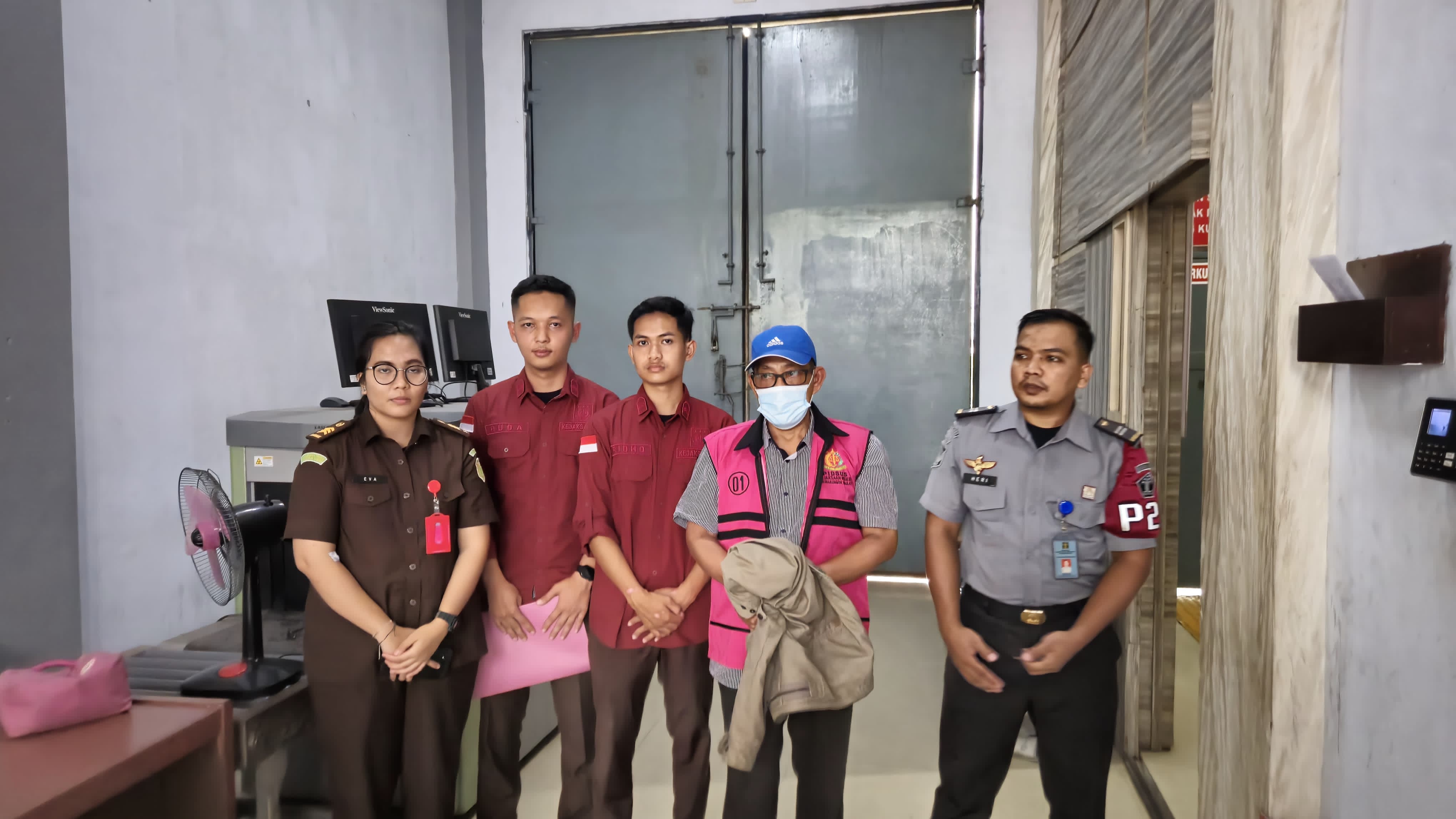 Tersangka RS (Pakai Rompi) saat di tahan dan dititipkan di Lapas Kelas IIB Pangkalan Bun pada Rabu 26 Februari 2025.