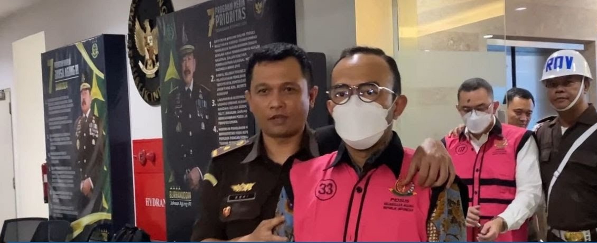 Beberapa tersangka kasus dugaan korupsi tata kelola minyak mentah di PT Pertamina Patra Niaga, saat digiring pihak Kejagung RI.