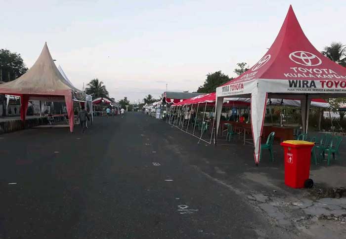 BERBENAH: Persiapan Pasar Ramadan di Stadion Panunjung Tarung, Kuala Kapuas.