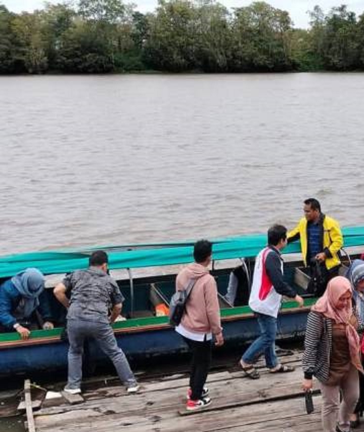 TERTINGGAL: Akses publik ke Desa Tanjung Rangas Kecamtan Seruyan Hilir, yang hanya bisa melalui transportasi air.