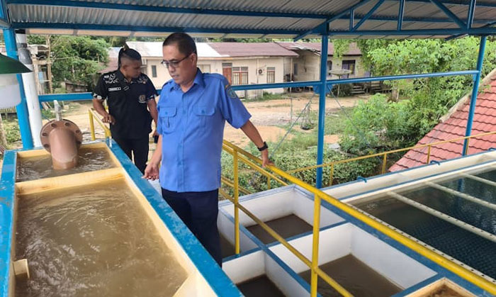 Direktur Perumdam Tirta Lamandau, Zulkarnain, saat melakukan pengecekan proses produksi air pam di kolam penampungan.  &nbsp;