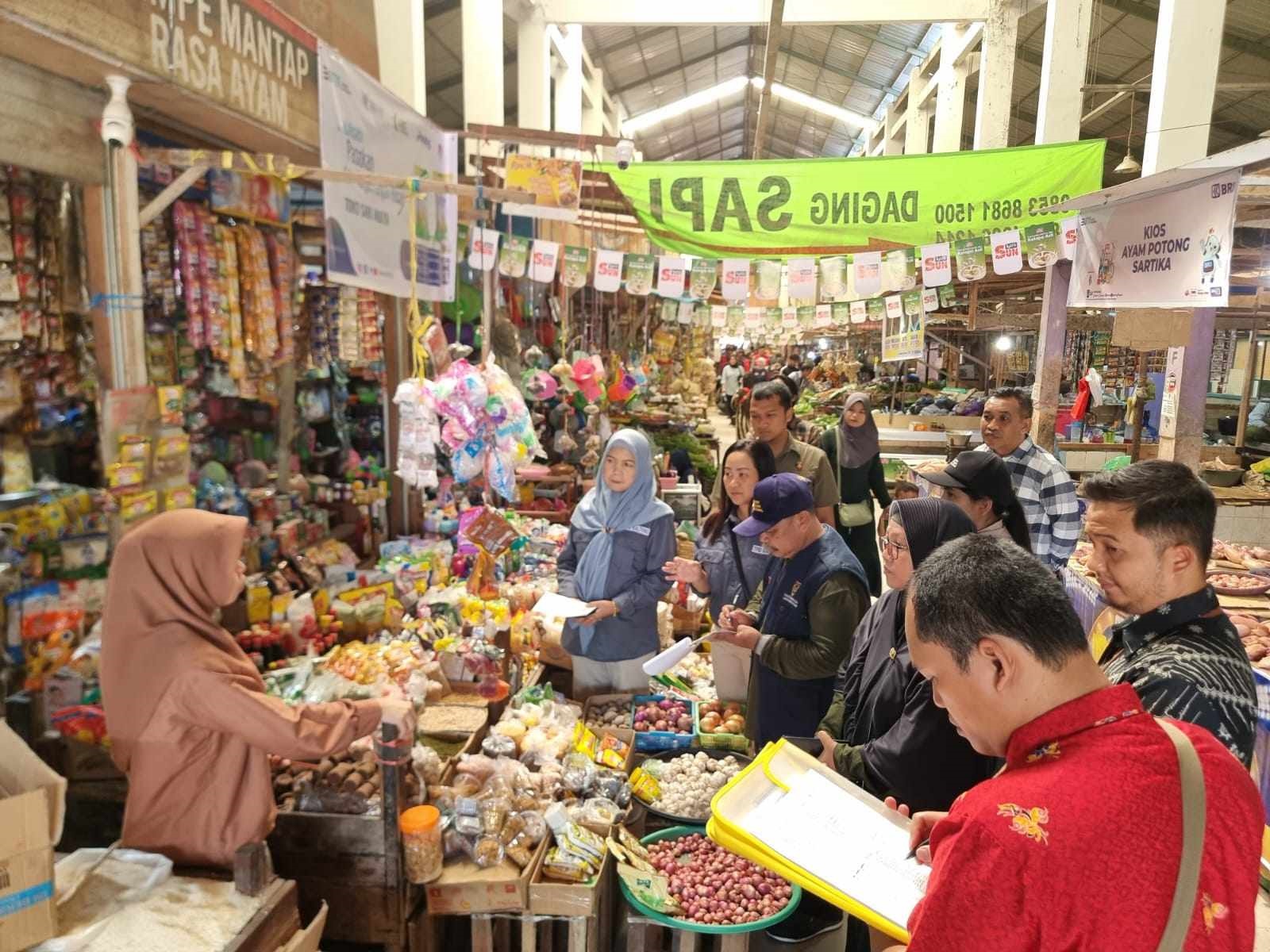 SIDAK: Tim satgas pangan Polda Kalteng saat menerjunkan tim satgas melakukan sidak di pusat perbelanjaan dan pasar tradisional  di Kota Palangka Raya, Sabtu (1/3/2025).