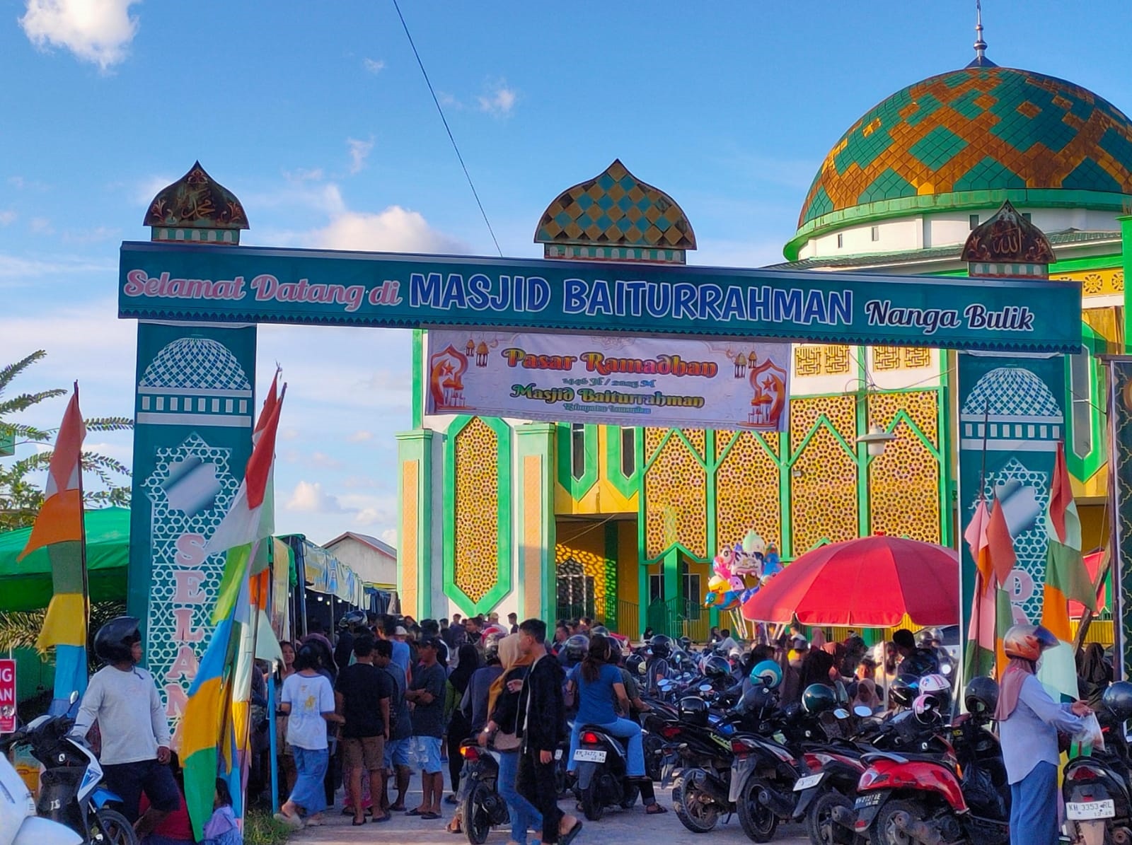 Masyarakat antusias berbelanja di pasar Ramadhan dihalaman Masjid Baiturrahman, Kecamatan Bulik, Kabupaten Lamandau, Sabtu (1/3)