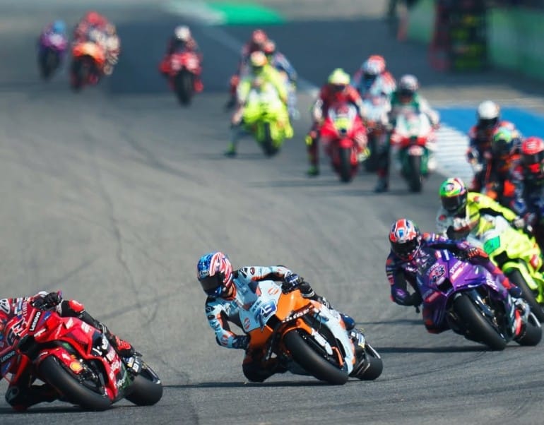 KEJUTAN: Pebalap debutan motogp asal Jepang, Ai Ogura (79) saat menguntit juara dunia Pecco Bagnaia di Sprint Race Motogp di Sirkuit Buriram, Thailand, Sabtu (1/3/2025) (ig/trackhousemotpgp)