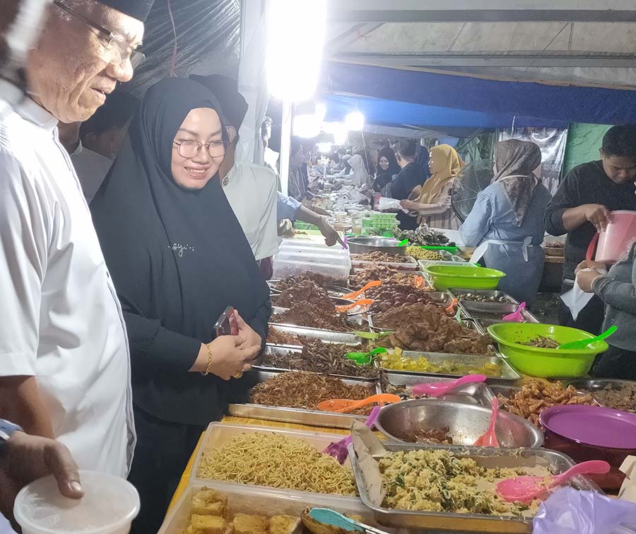 KULINER: Wakil Bupati Kotim Irawati bersama Pj Sekda Kotim Sanggul L Gaol mengunjungi salah satu stan yang berpartisipasi dalam Pasar Ramadan di kawasan Taman Kota Sampit, Sabtu (1/3).&nbsp;YUNI/RADAR SAMP