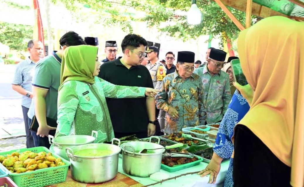 Bupati Kotawaringin Barat Hj Nurhidayah mengunjungi Pasar Ramadan di Pangkalan Bun.