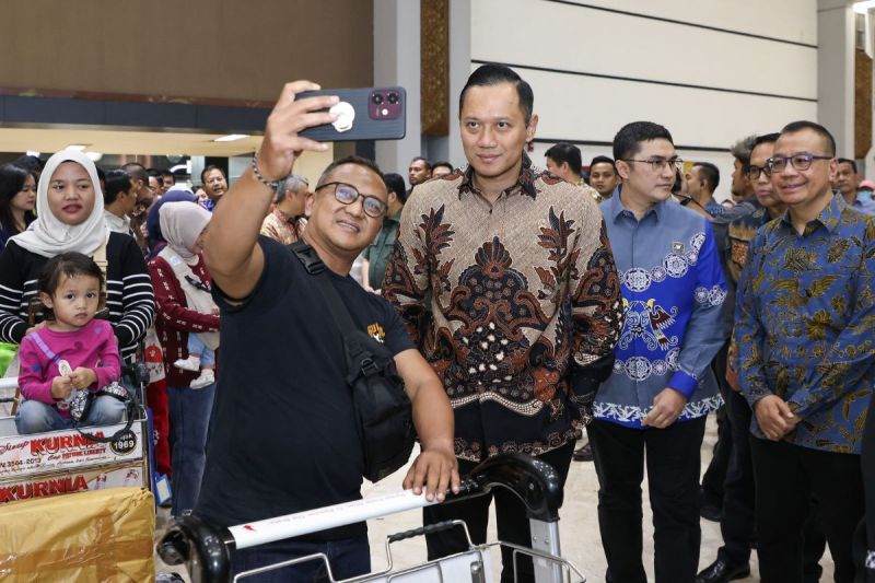 Menteri Koordinator Bidang Infrastruktur dan Pembangunan Kewilayahan Agus Harimurti Yudhoyono (Menko AHY) saat meninjau Terminal 2 Bandara Soekarno-Hatta, Tangerang, Banten. (ANTARA/HO - Kemenko)